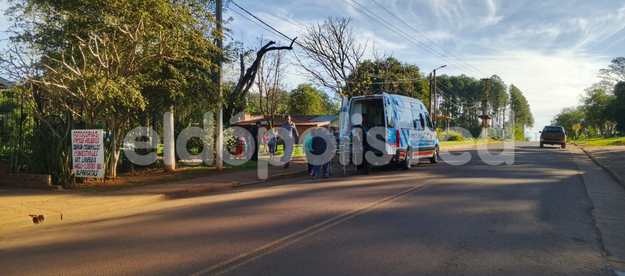 Dos heridos en un choque entre una moto y un taxi en Eldorado